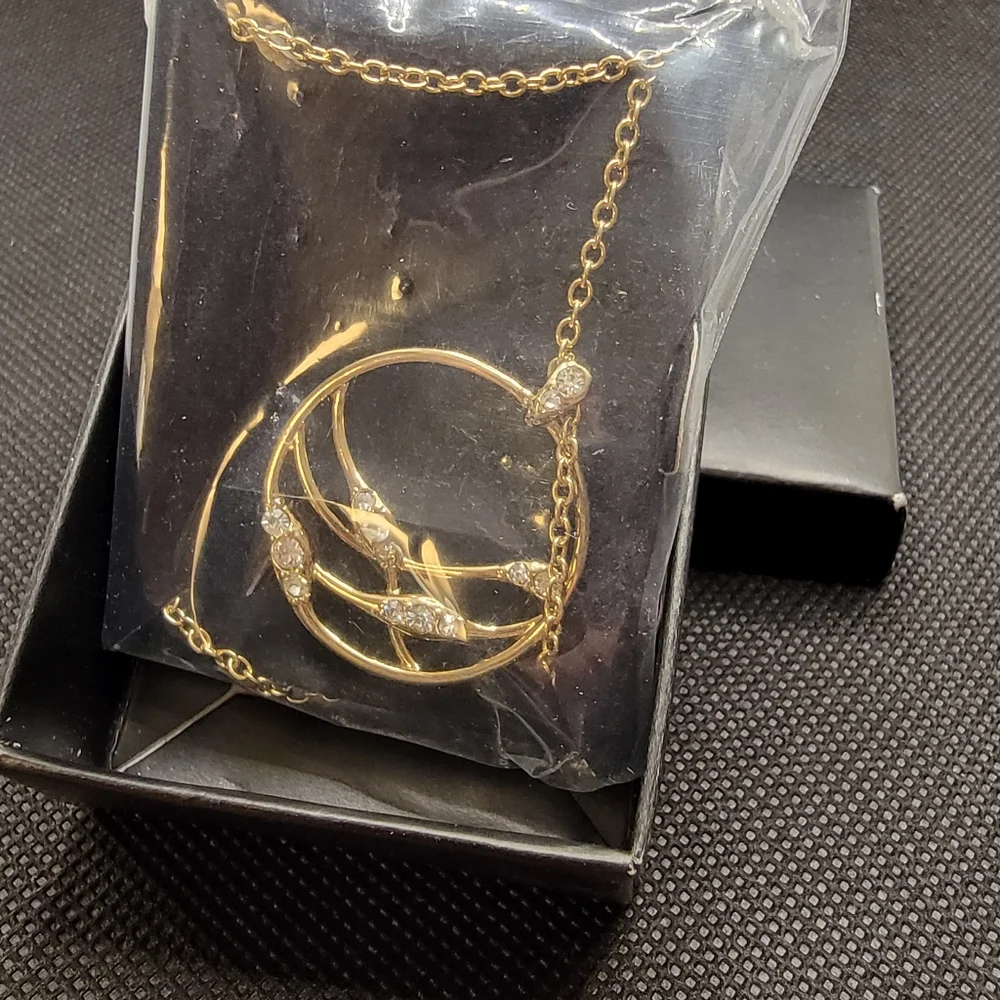2013 AVON Organic Style Embellished Pendant Necklace Rhinestone Gold tone Sealed
